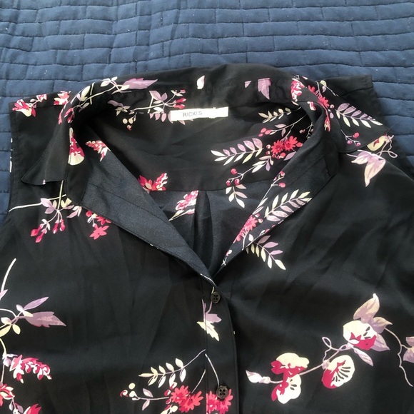 Ricki's xxl Sleeveless Button Down - black and floral blouse- new or like new - Picture 3 of 6